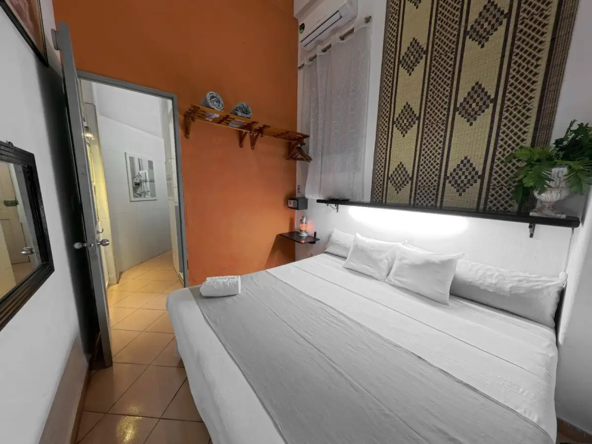 Habitación Independiente al lado de la Embajada Española en la Habana, todas las condiciones y cocina