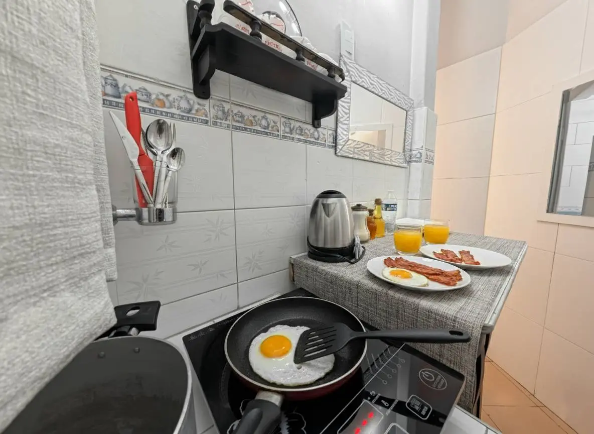 Habitación Independiente al lado de la Embajada Española en la Habana, todas las condiciones y cocina