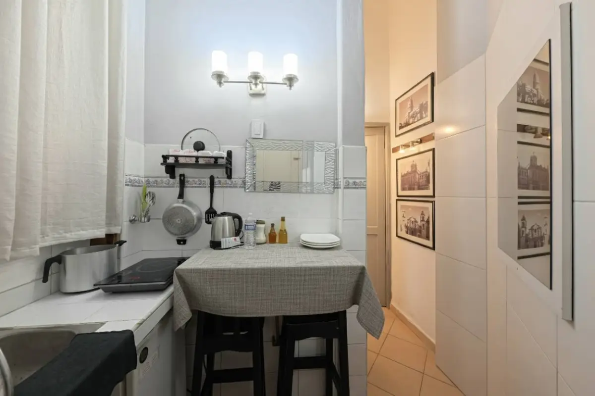 Habitación Independiente al lado de la Embajada Española en la Habana, todas las condiciones y cocina