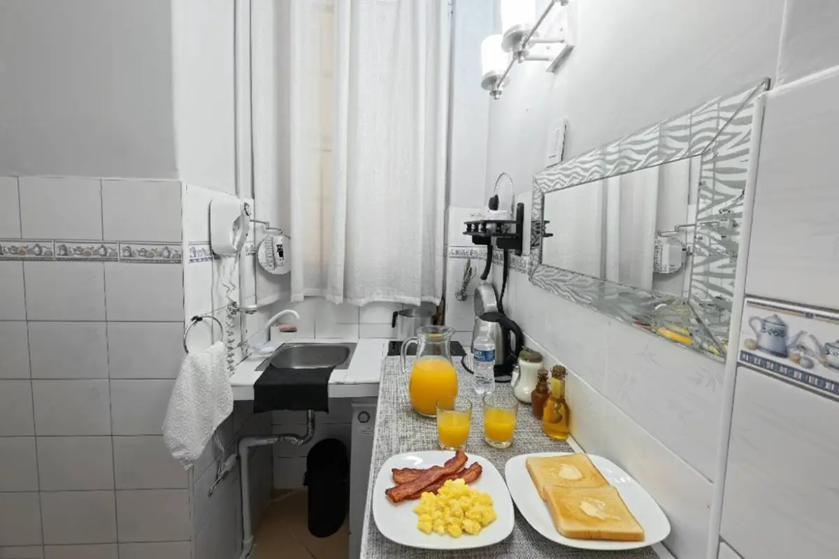 Habitación Independiente al lado de la Embajada Española en la Habana, todas las condiciones y cocina