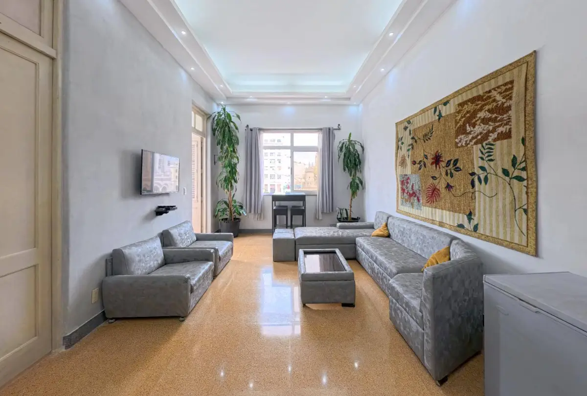 Apartamento completo de dos habitaciones frente al Museo de la Revolución al lado de la Embajada Española en la Habana
