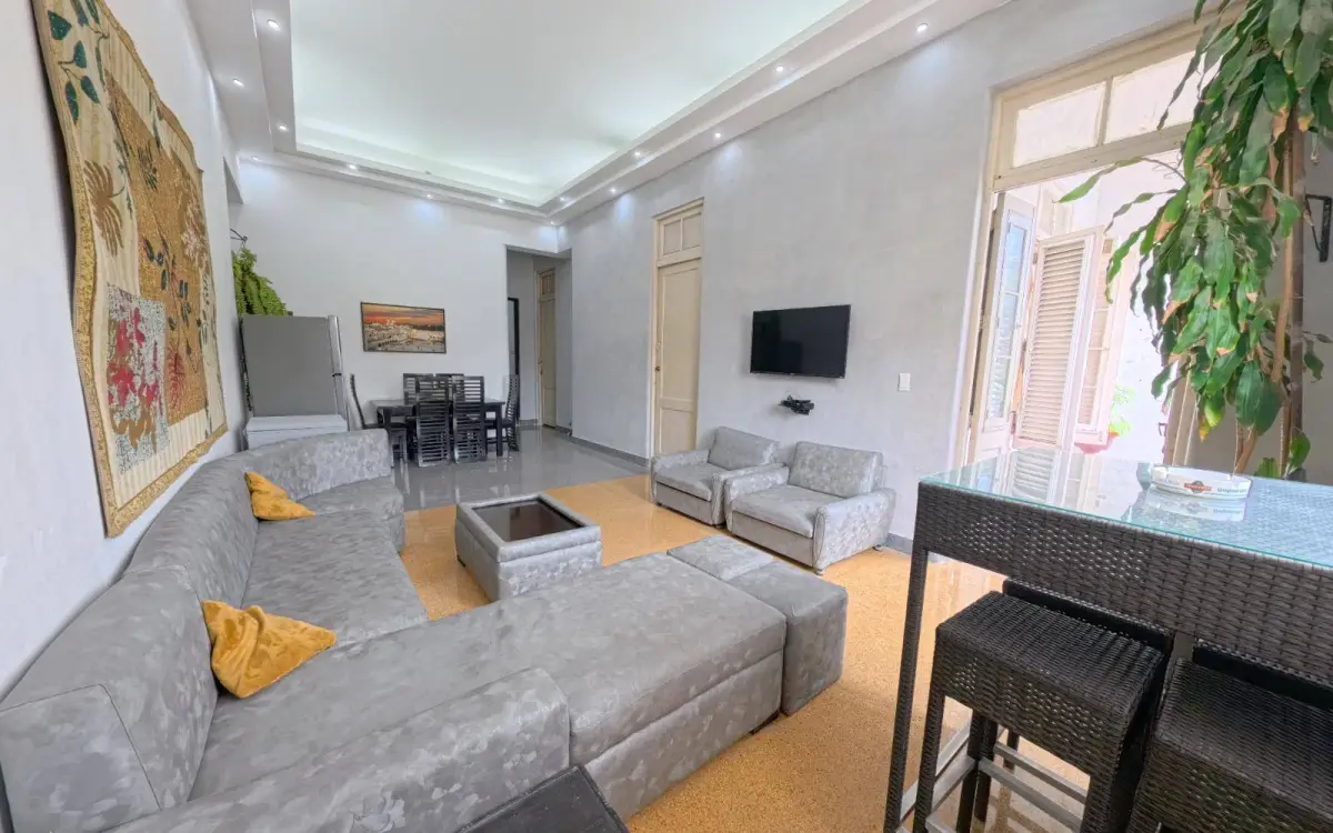 Apartamento completo de dos habitaciones frente al Museo de la Revolución al lado de la Embajada Española en la Habana