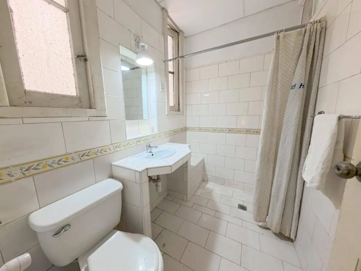Apartamento completo de dos habitaciones frente al Museo de la Revolución al lado de la Embajada Española en la Habana