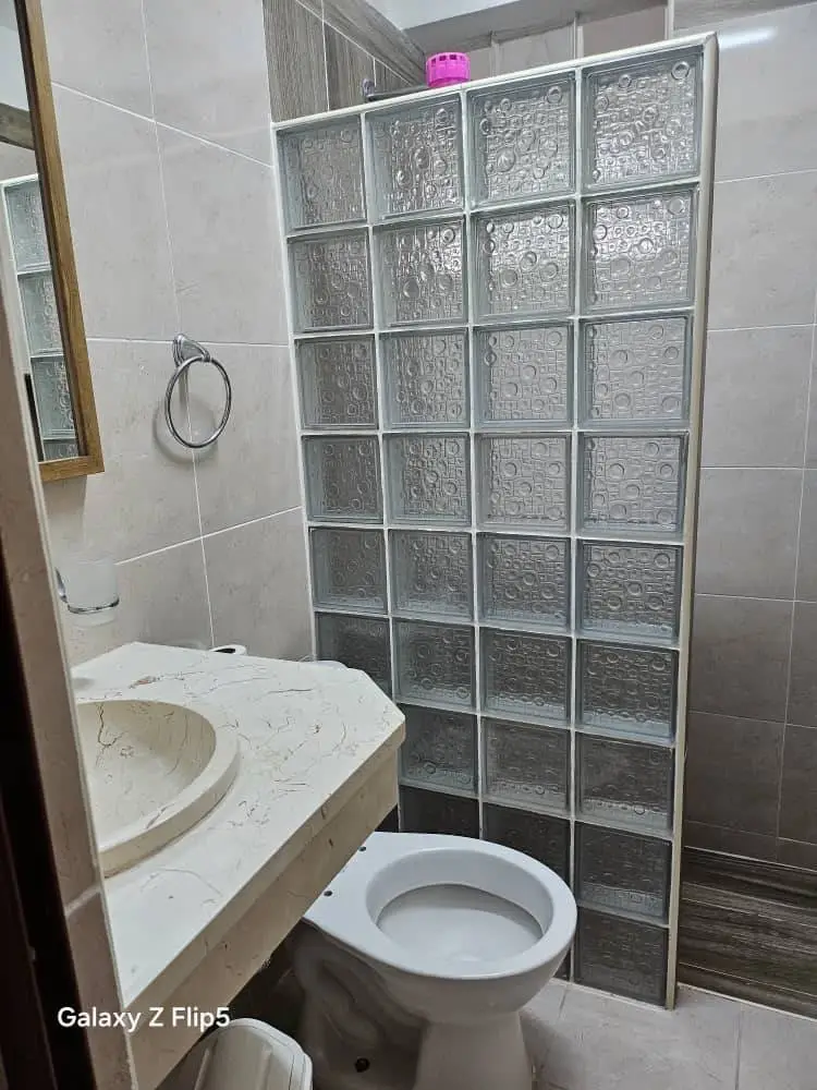 Apartamento de dos habitaciones y respaldo energético disponible en Plaza de la Revolución