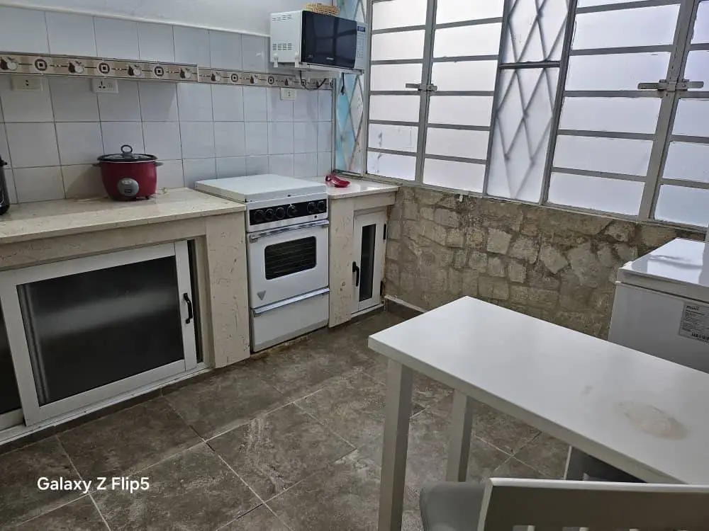 Apartamento de dos habitaciones y respaldo energético disponible en Plaza de la Revolución