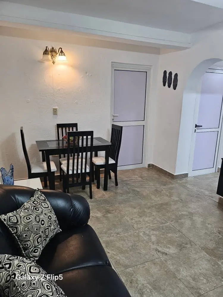 Apartamento de dos habitaciones y respaldo energético disponible en Plaza de la Revolución