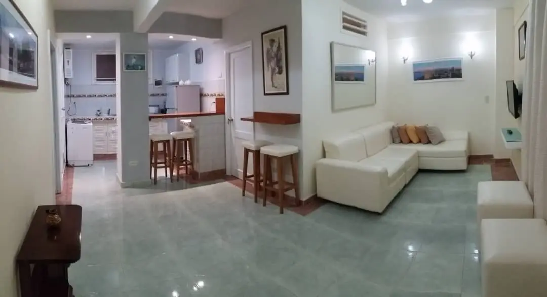 Rento de apt independiente en planta baja de edif capitalista en 27 a 2 cuadras de 23 y Rampa.Supercéntrico