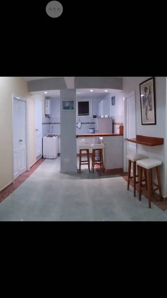 Rento de apt independiente en planta baja de edif capitalista en 27 a 2 cuadras de 23 y Rampa.Supercéntrico