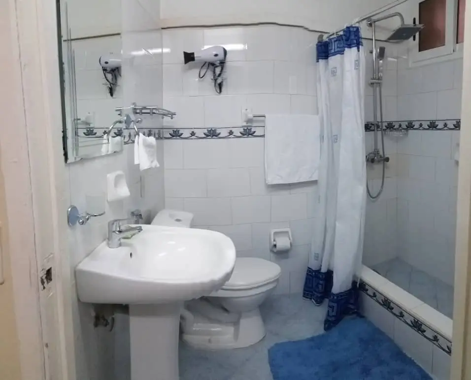 Rento de apt independiente en planta baja de edif capitalista en 27 a 2 cuadras de 23 y Rampa.Supercéntrico
