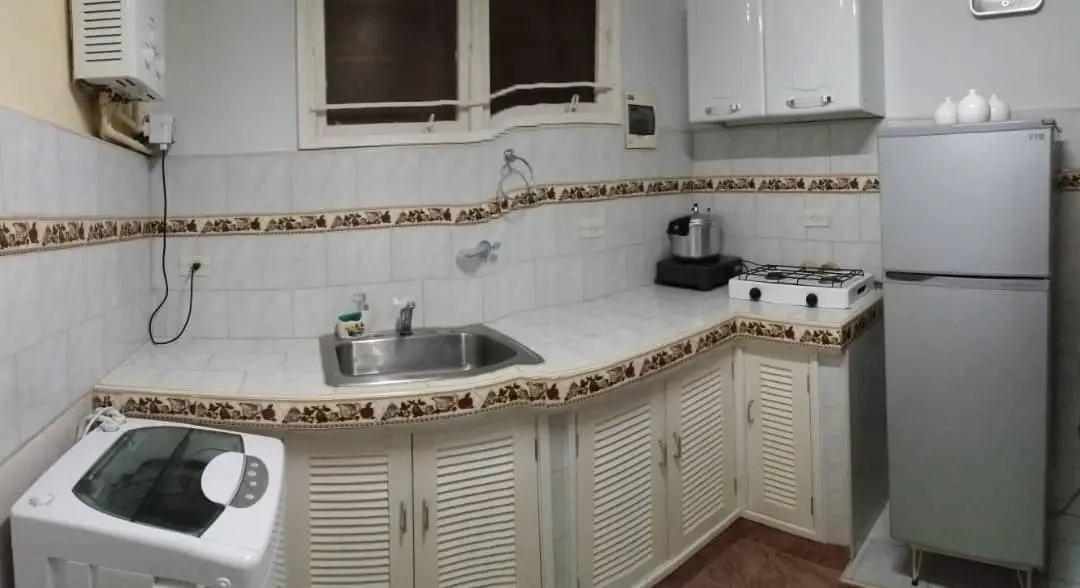 Rento de apt independiente en planta baja de edif capitalista en 27 a 2 cuadras de 23 y Rampa.Supercéntrico