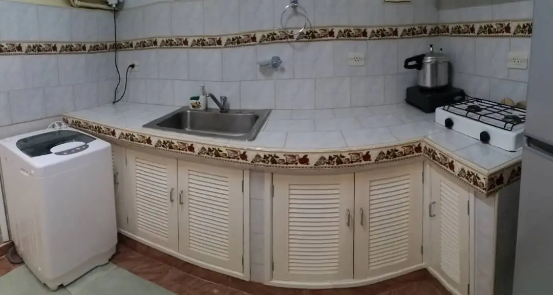 Rento de apt independiente en planta baja de edif capitalista en 27 a 2 cuadras de 23 y Rampa.Supercéntrico