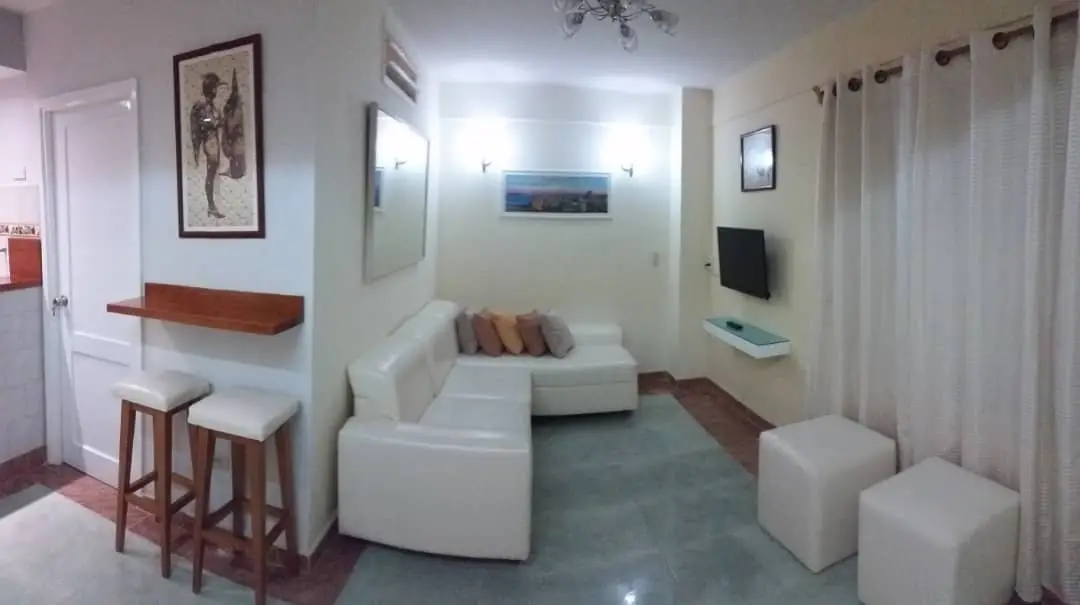 Rento de apt independiente en planta baja de edif capitalista en 27 a 2 cuadras de 23 y Rampa.Supercéntrico
